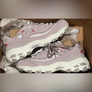 Skechers D’Lites Bright Blossoms size 6.